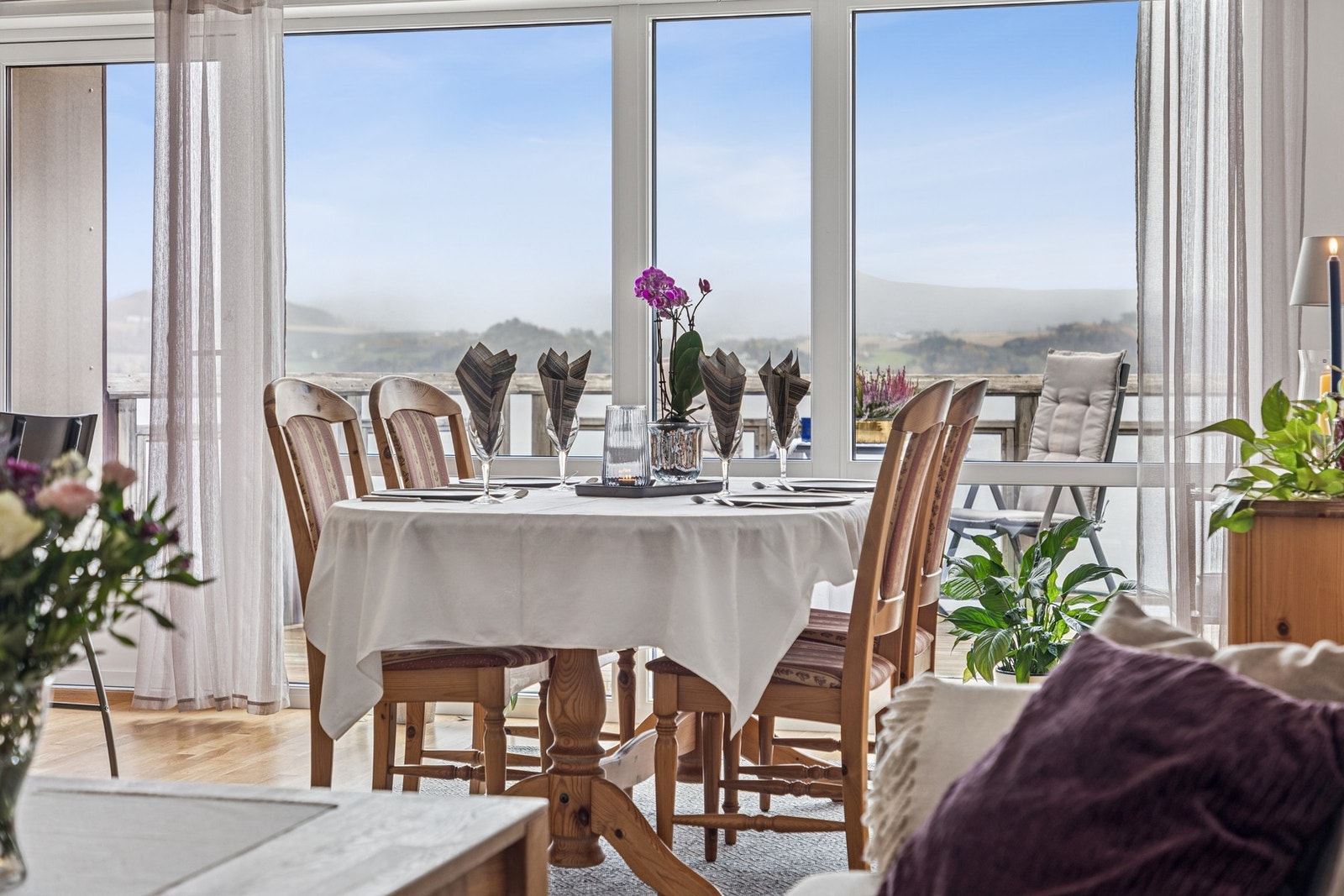 De store vindusflatene bidrar til rikelig med naturlig lys. Galleribilde