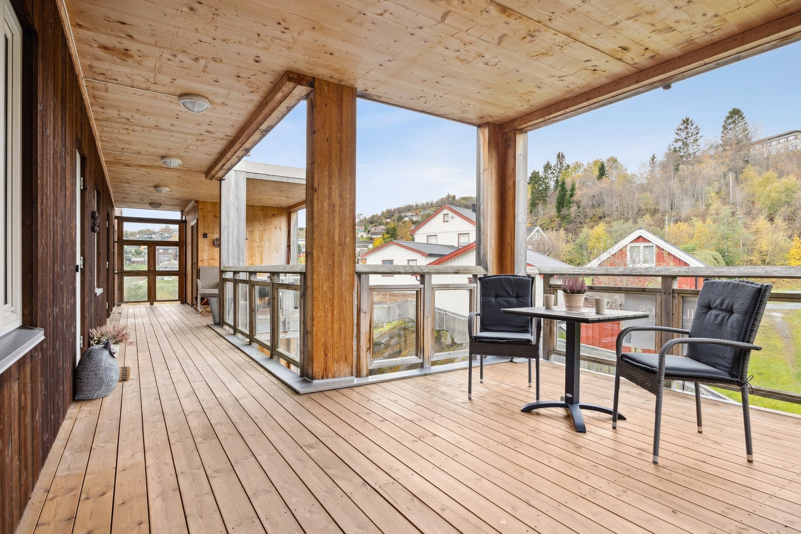 Leiligheten har to flotte uteplasser - en solrik terrasse med utgang fra entré, samt en romslig balkong på ca. 13 m² vendt mot sjøen. Galleribilde