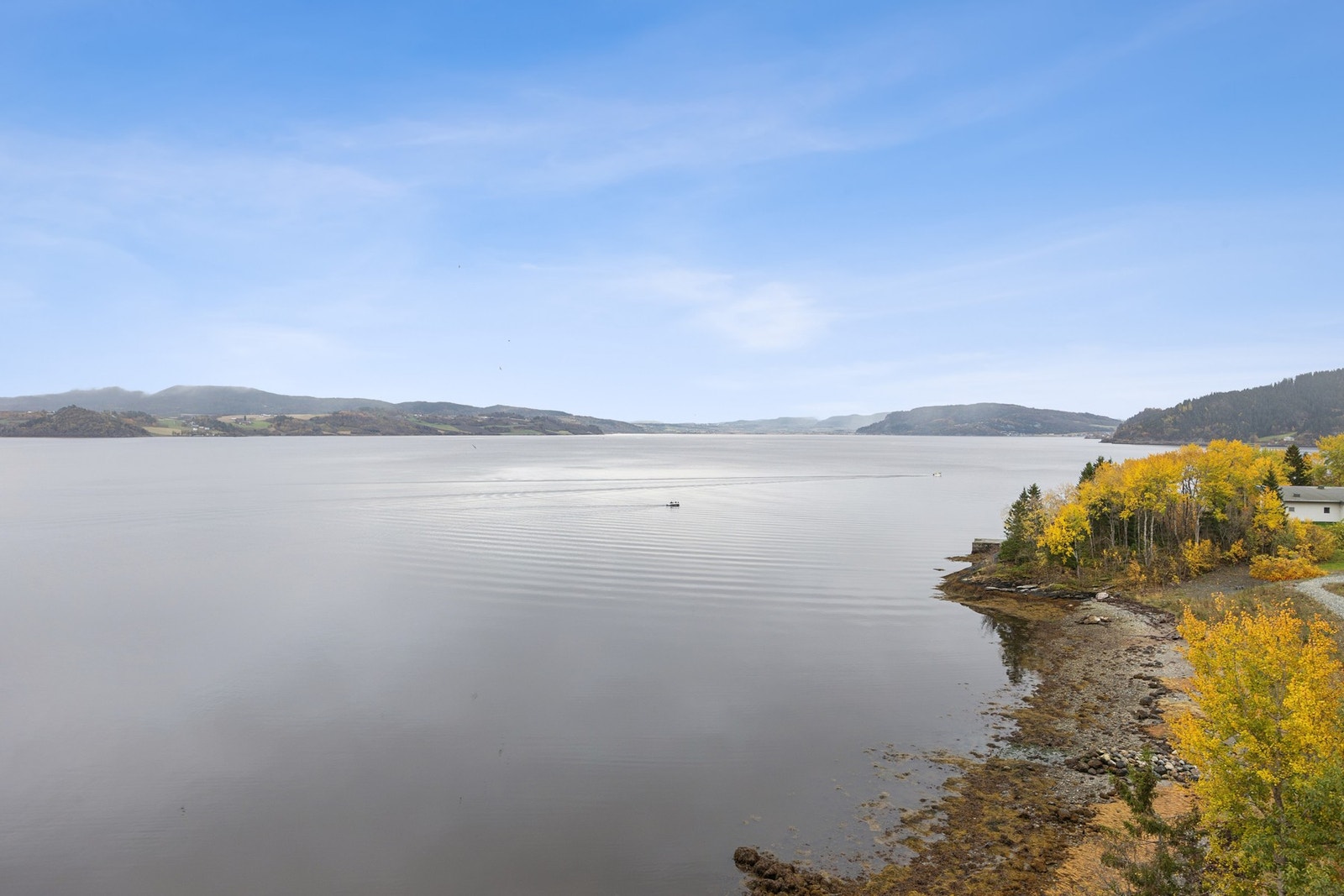 Den ligger skjermet fra trafikk og støy, i et rolig og tilbaketrukket nabolag med utsikt mot grønne og fredelige omgivelser. Galleribilde