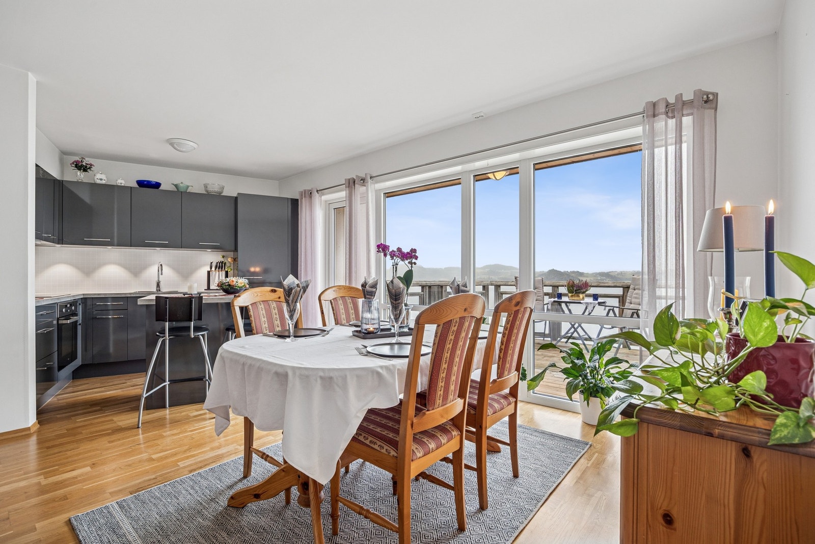 Spisebordet har naturlig tilknytning til kjøkkensonen, noe som gjør det enkelt å kombinere matlaging og hyggelige måltider. Galleribilde