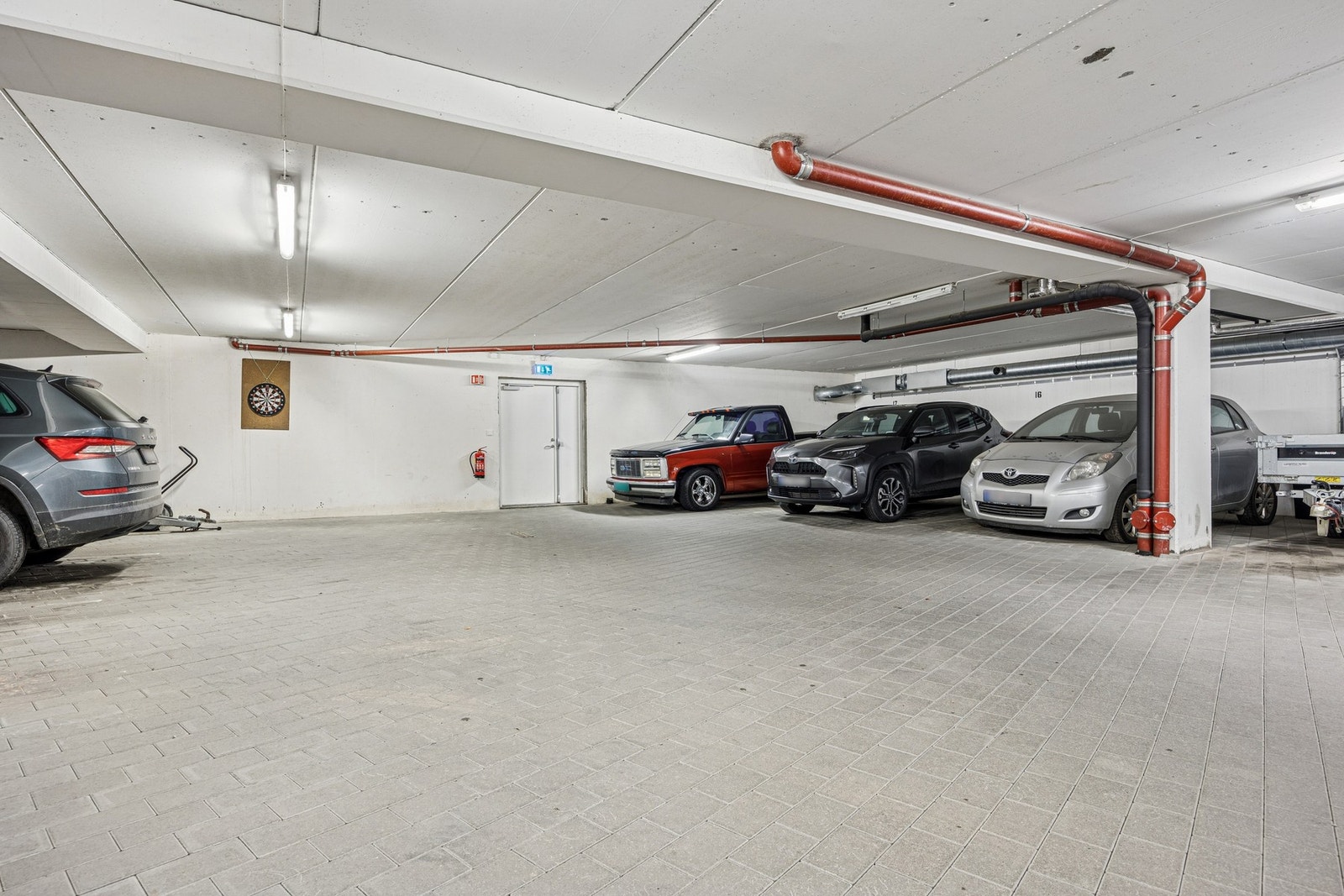 Leiligheten disponerer to biloppstillingsplasser i felles garasjeanlegg, med mulighet for å etablere elbillader. Galleribilde