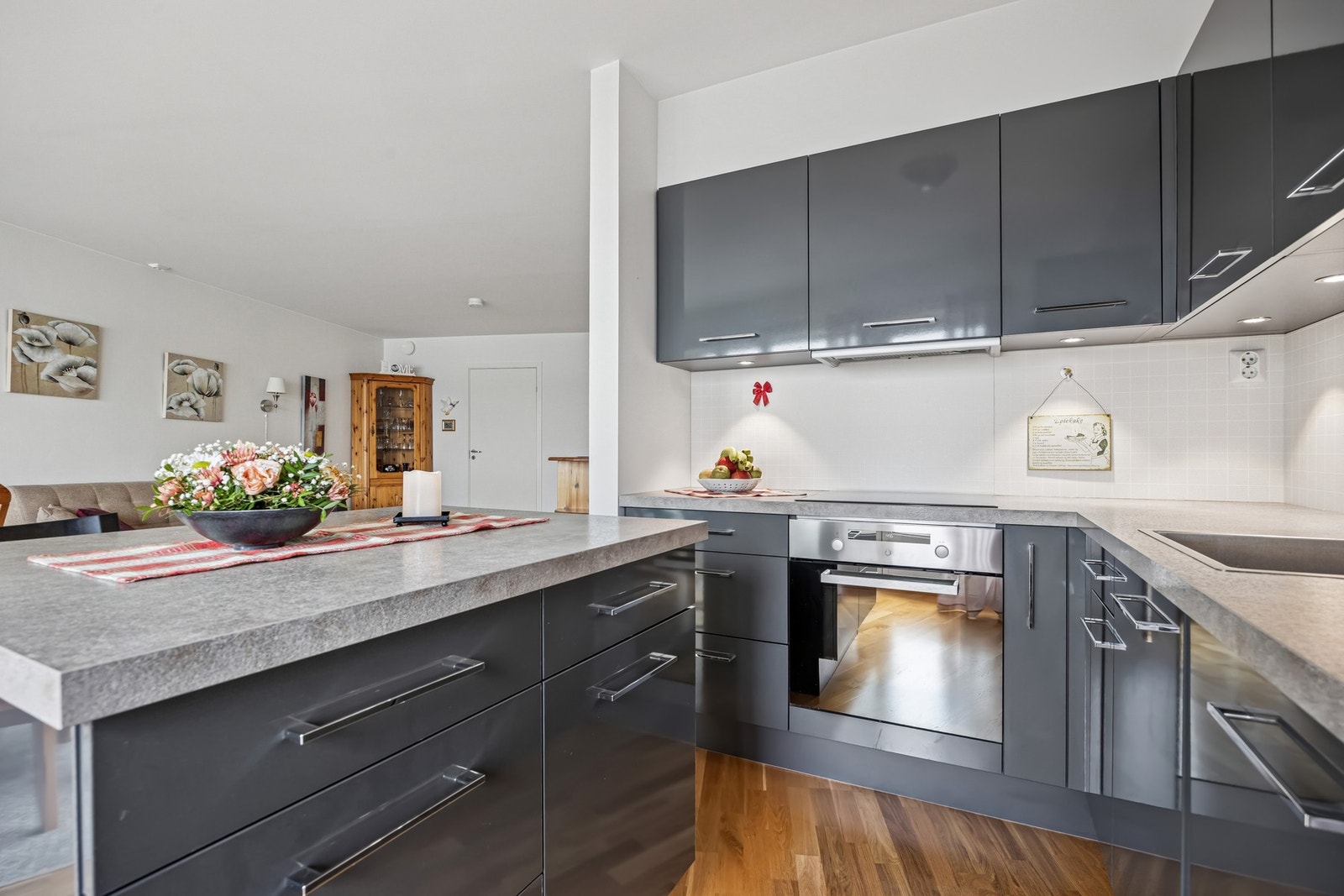 Kjøkkenet er utstyrt med integrerte hvitevarer som stekeovn, platetopp, oppvaskmaskin samt kjøleskap med frysedel. Galleribilde