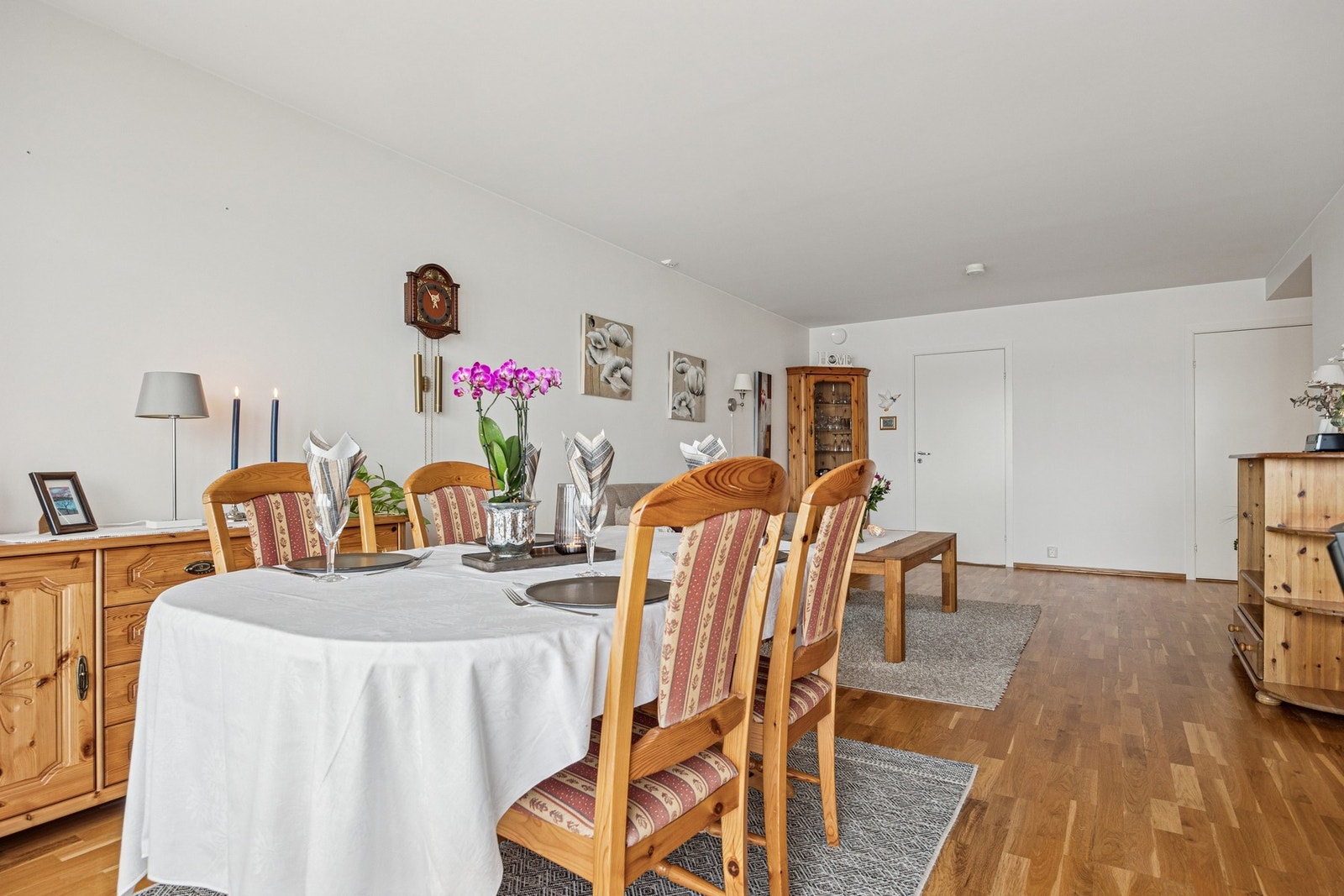 Det er god plass til spisebord, slik at rommet lett fungerer til sosiale sammenkomster med familie og venner. Galleribilde