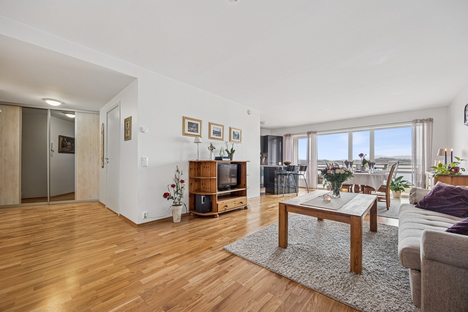 Bygget ble ferdigstilt i 2013 og har moderne fasiliteter som balansert ventilasjon, fjernvarme og heis. Galleribilde