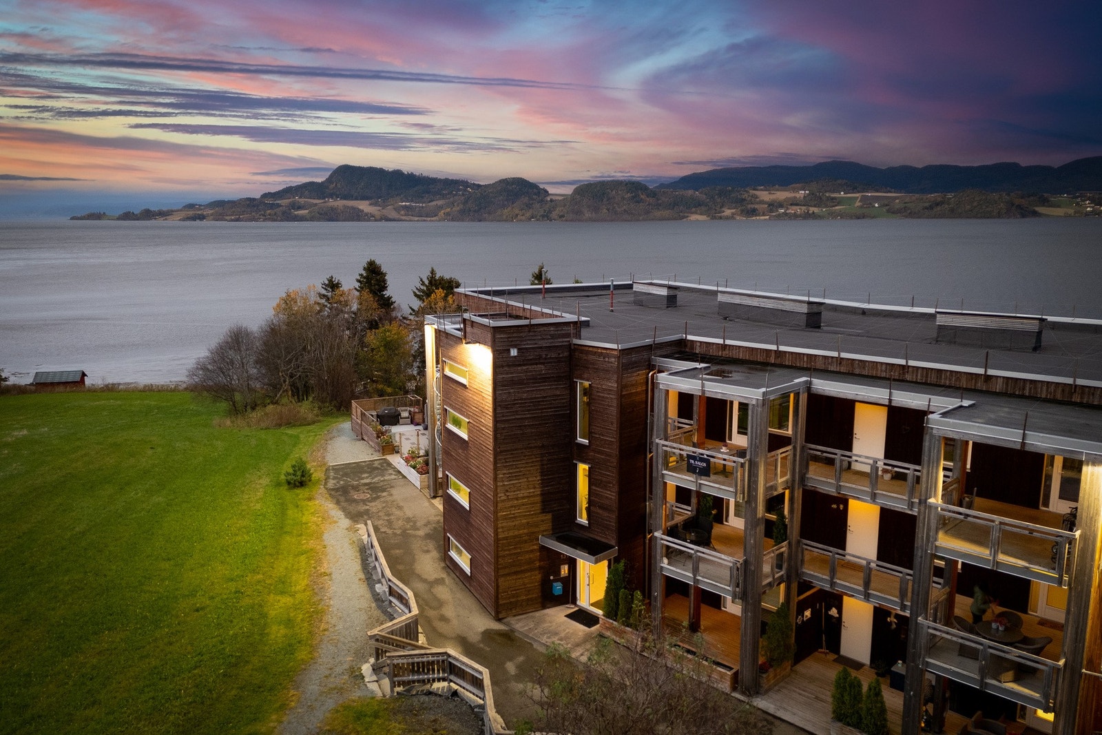 Moderne og veldrevet sameie med pen fasade og ryddige fellesområder. Galleribilde