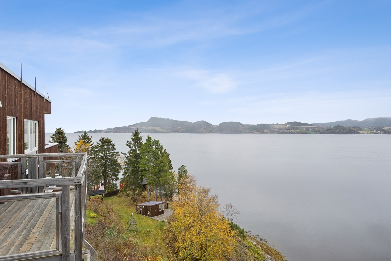 Leiligheten har en idyllisk beliggenhet i landlige og maritime omgivelser, med strender og flotte turområder like utenfor døren. Galleribilde