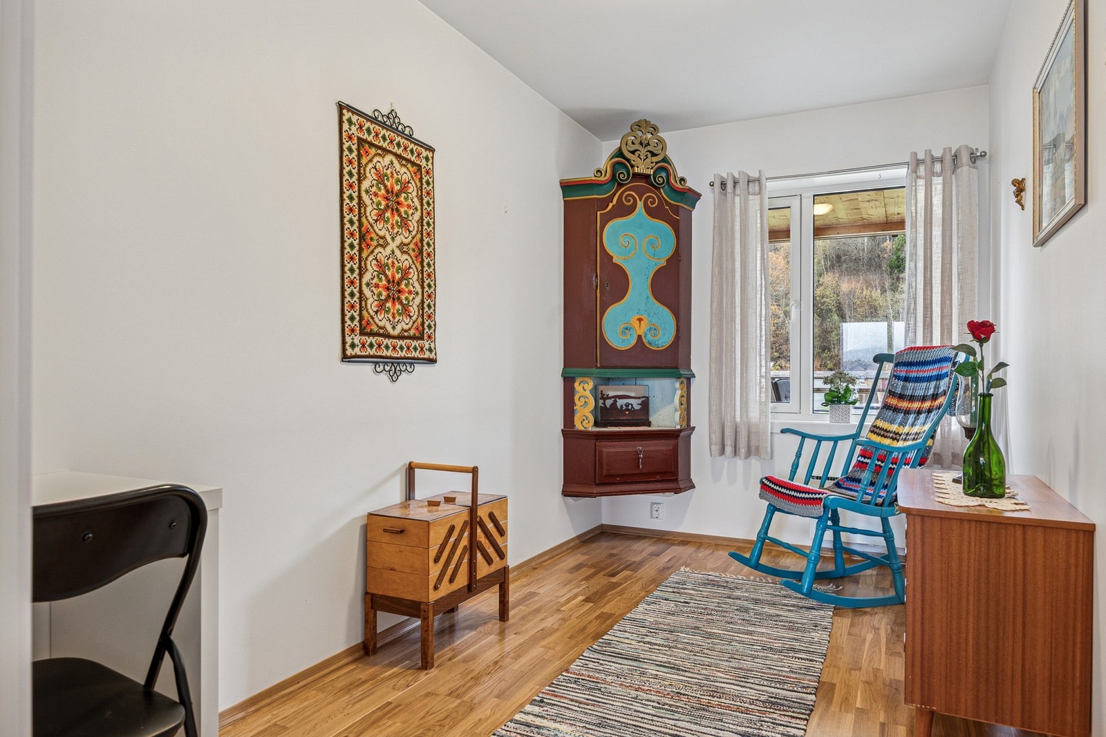 Soverom 2 er på ca. 8 m² og egner seg perfekt som barnerom, gjesterom eller et praktisk hjemmekontor - alt etter behov. Galleribilde