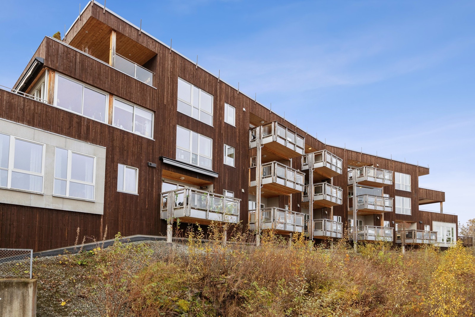 Det er kort vei til både dagligvare, skole og barnehage - alt du trenger i hverdagen ligger i nærheten. Galleribilde