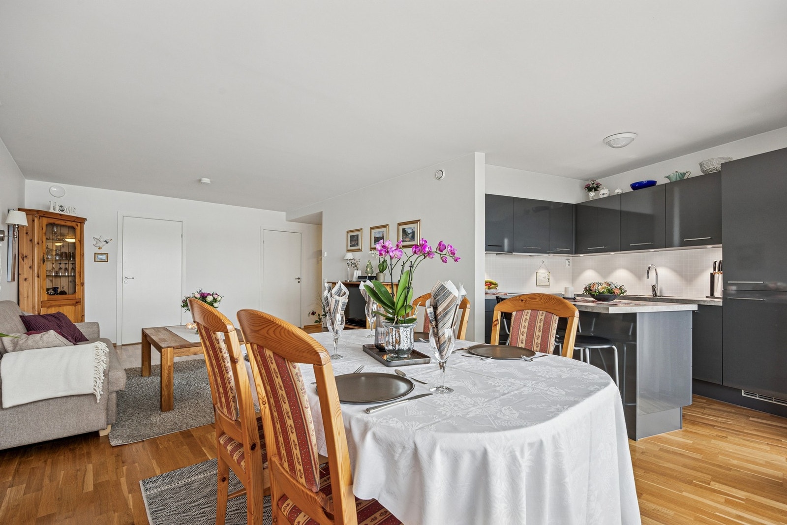 Leiligheten består av en åpen stue-kjøkkenløsning, 2 soverom, bad, bod, balkong og to innendørs p-plass med tilhørende bod i kjeller. Galleribilde