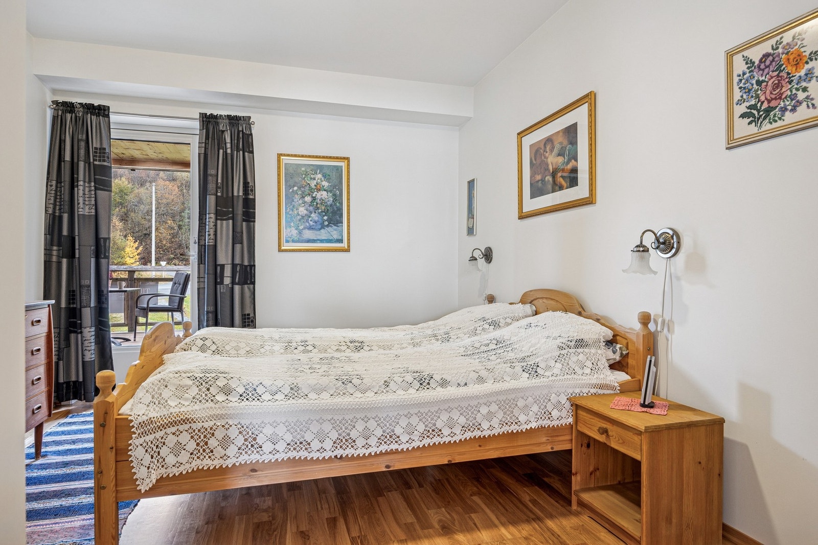 Soverom 1 er på ca. 12 m² og har en romslig utforming med plass til dobbeltseng, nattbord og garderobeløsning. Galleribilde