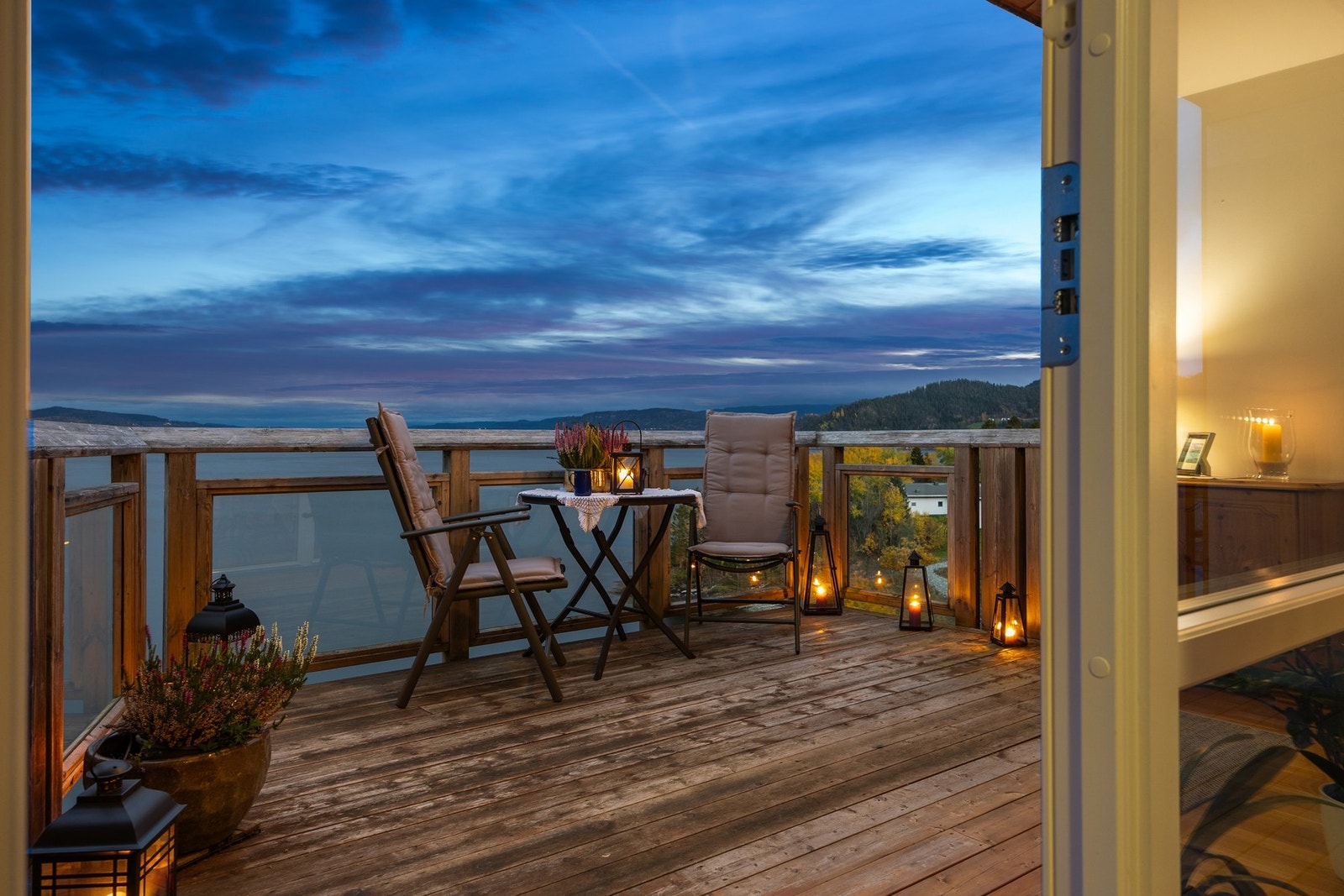 Fra stuen er det utgang til en stor solrik balkong med nydelig utsikt over sjøen og Byneset. Galleribilde