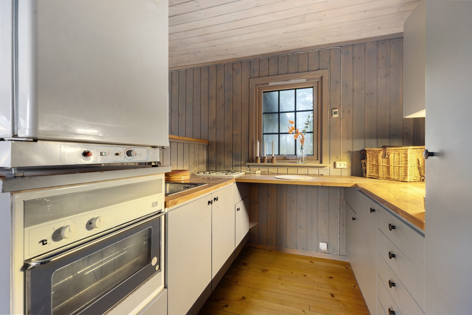 Kjøkkenet har innredning med laminerte fronter og laminert benkeplate med nedfelt oppvaskkum samt 2 kokeplater. Galleribilde