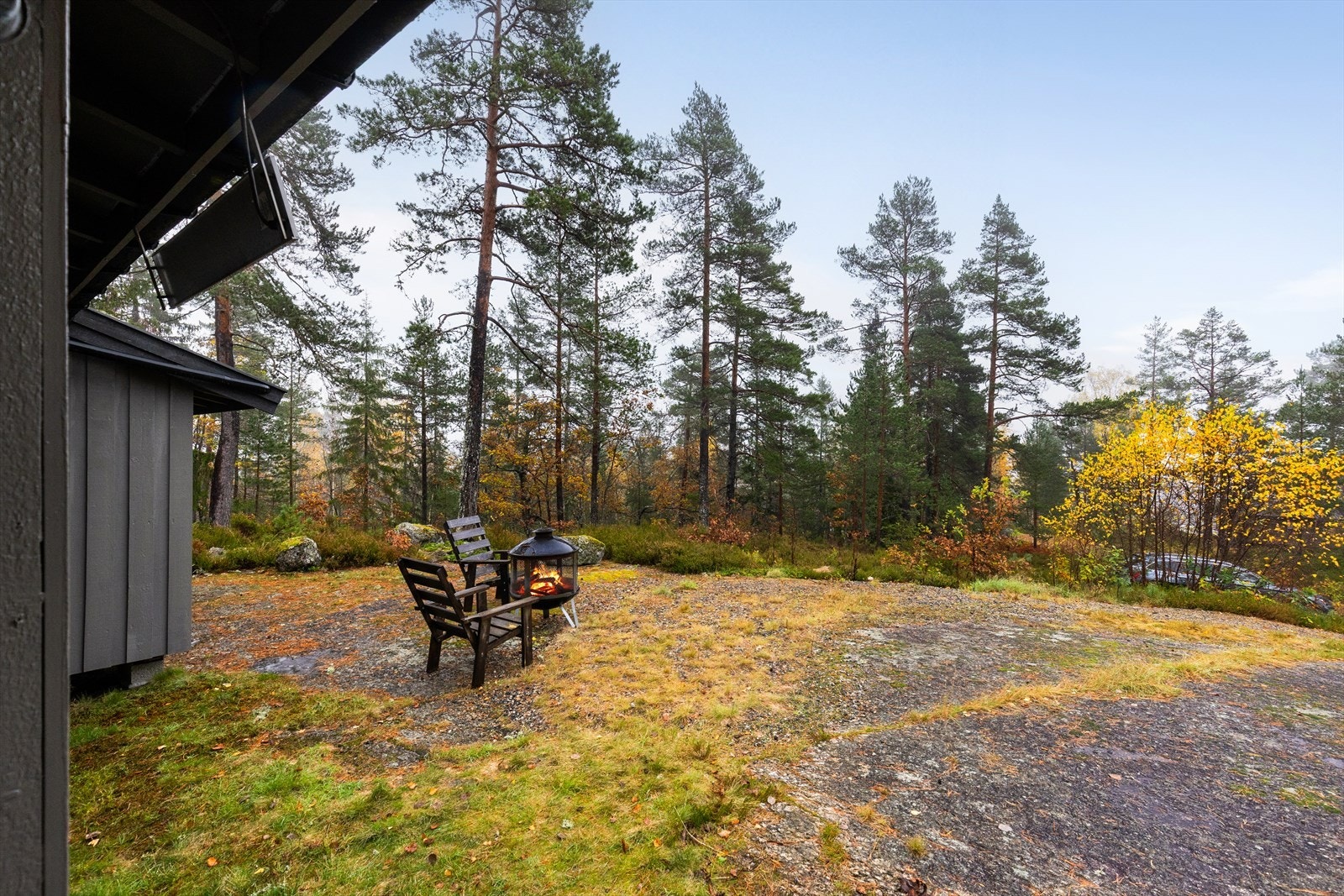 Bilvei frem, deler av tomta er naturtomt. Maling av hytte utvendig 2025. Enkelte vinduer er skiftet ca. 2000-2004. Galleribilde