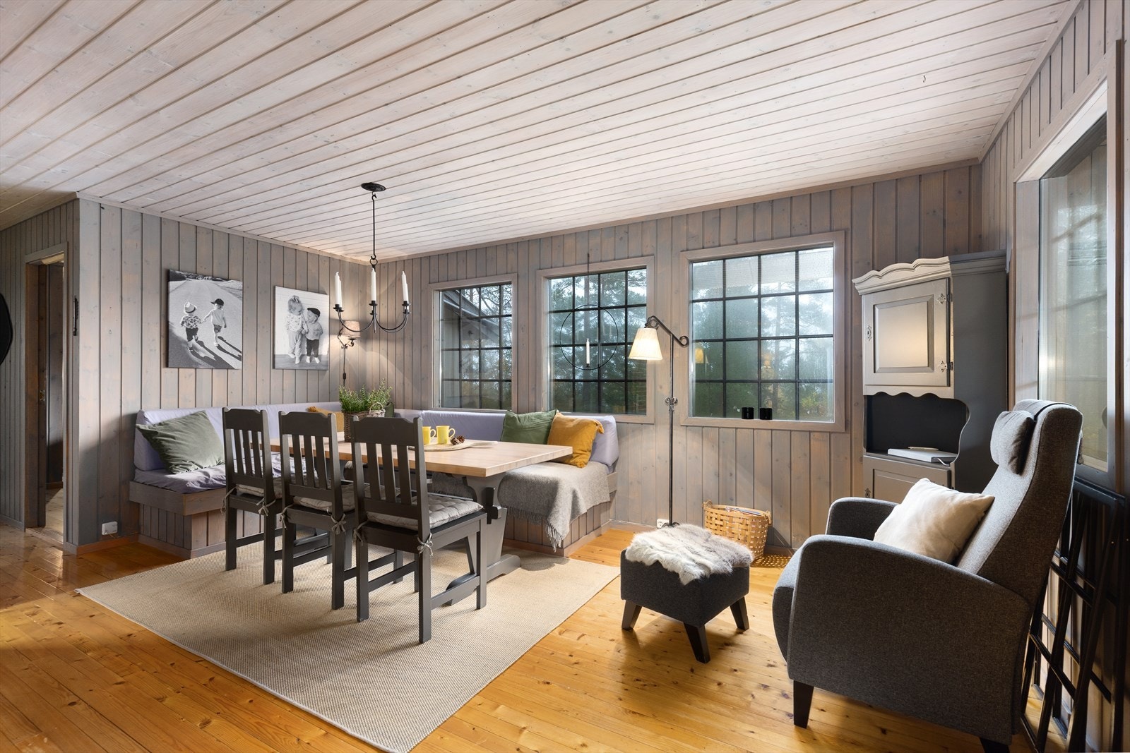 Store og luftige rom! Maling av hytte innvendig 2022. Galleribilde