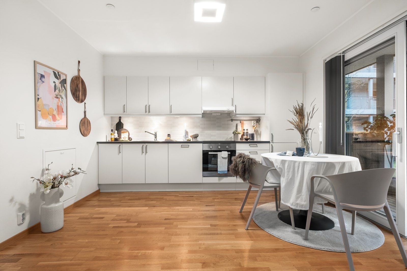 Kjøkkenet er vurdert til TG1 av takstmann, og byr på integrerte hvitevarer med koketopp, stekeovn, oppvaskmaskin og kjøleskap med frysedel. Galleribilde