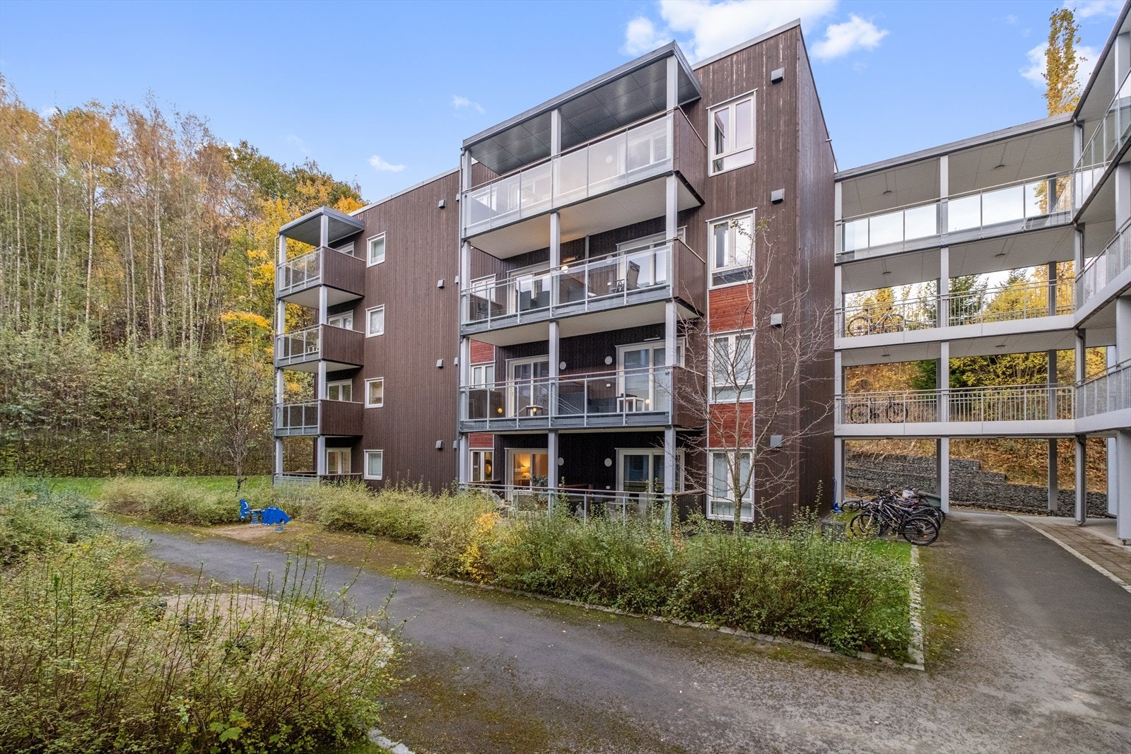 Sameiet disponerer parkeringskjeller med 30 plasser, samt 10 utvendige plasser for gjesteparkering. Det mefølger ikke plass til leiligheten. Galleribilde