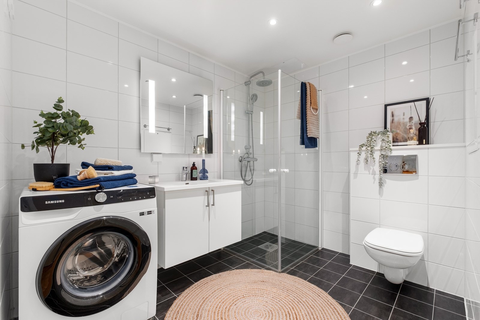 Badet er pent innredet med fliser på gulv og vegger. Rommet er i sin helhet vurdert til TG1 av takstmann. Galleribilde