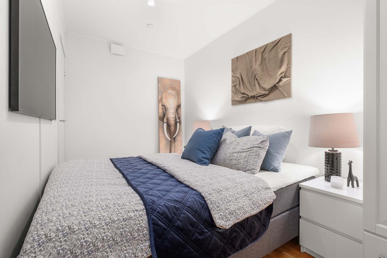 Her er det god plass til dobbeltseng og garderobeløsning. Galleribilde