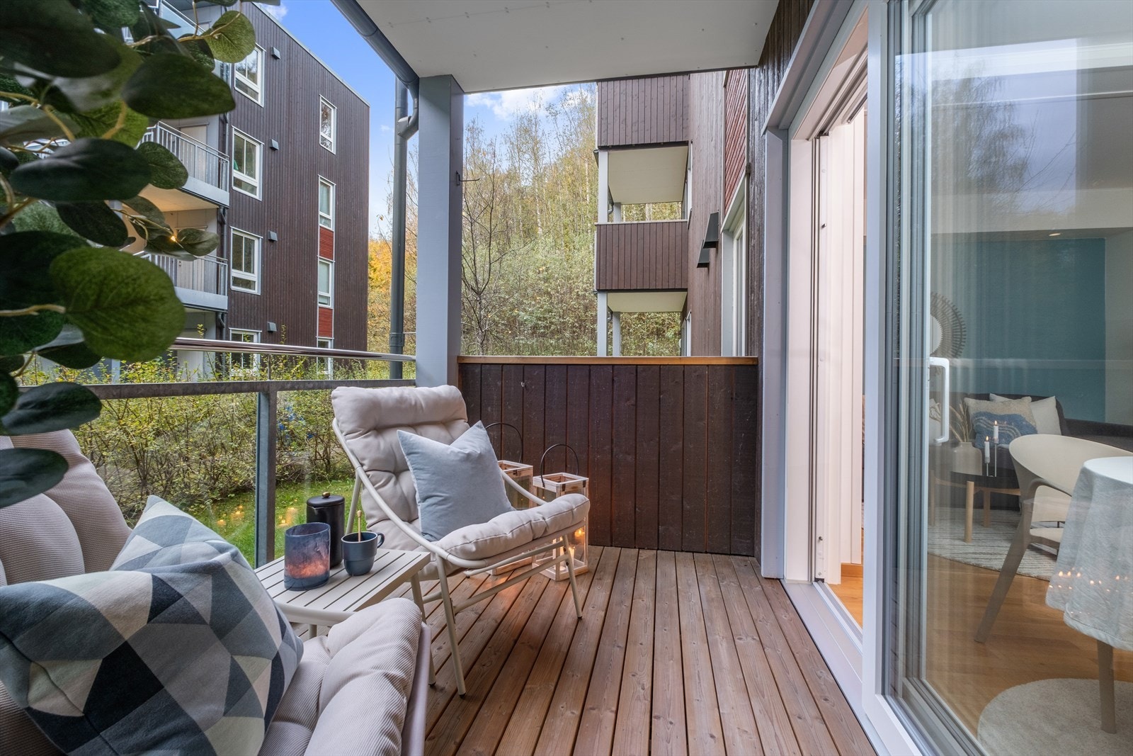 Den sørvendte terrassen byr på god plass til møblering etter eget ønske. Galleribilde