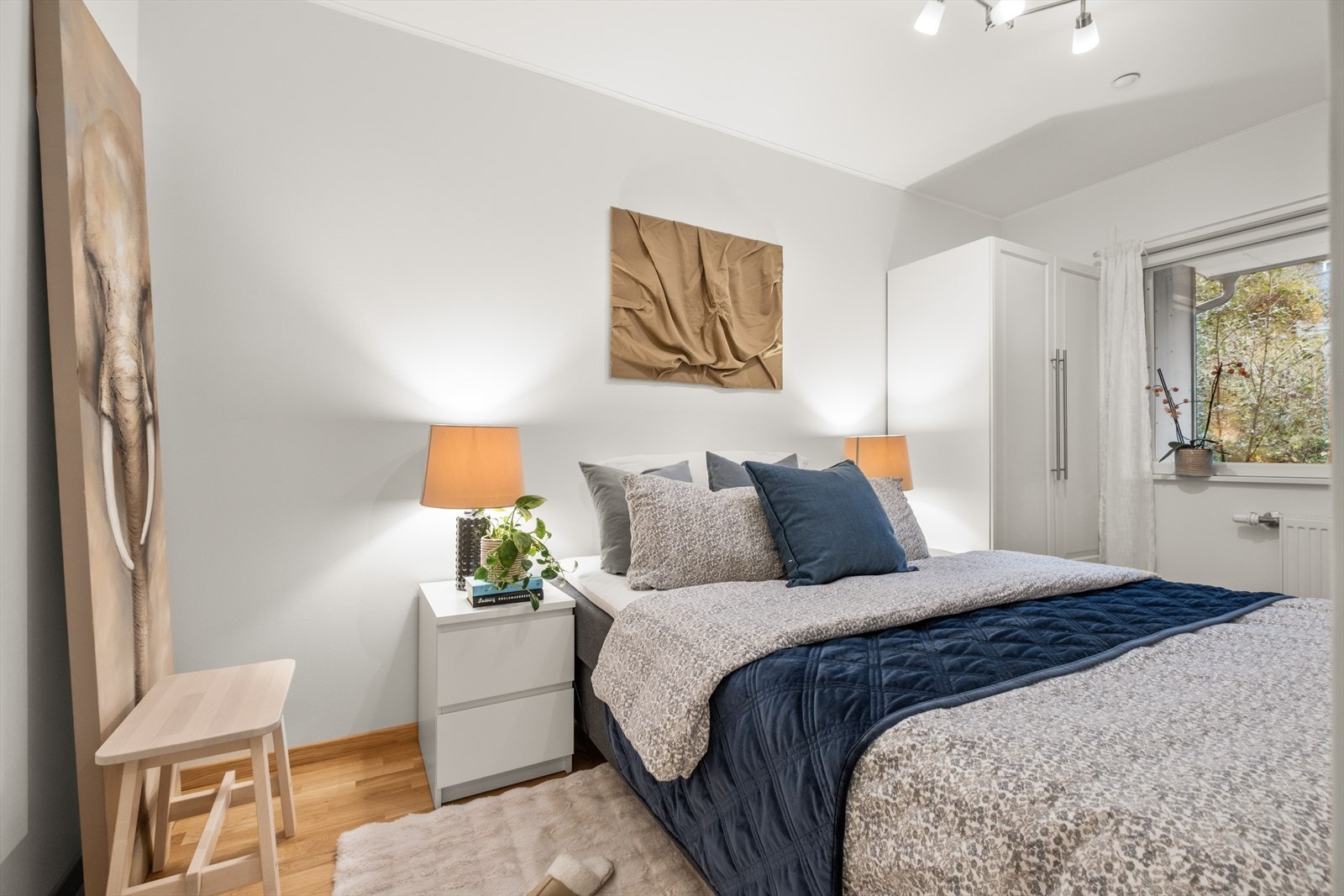 Soverommet er romslig på 9 m² med praktisk adkomst fra to sider. Galleribilde