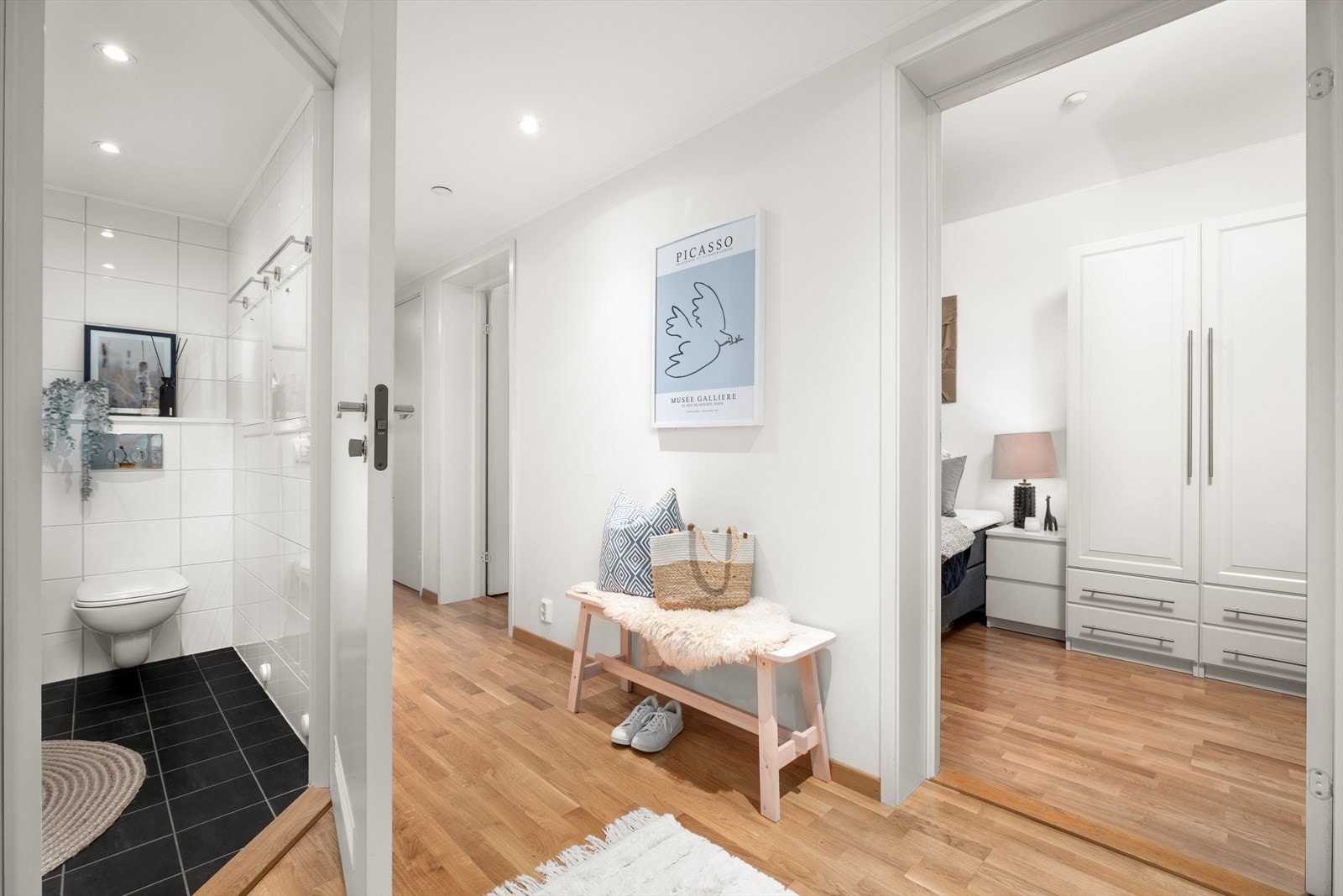 Det er installert smartlås i boligen, som gjør det mulig å låse opp inngangsdøren med mobil eller med kode. Galleribilde