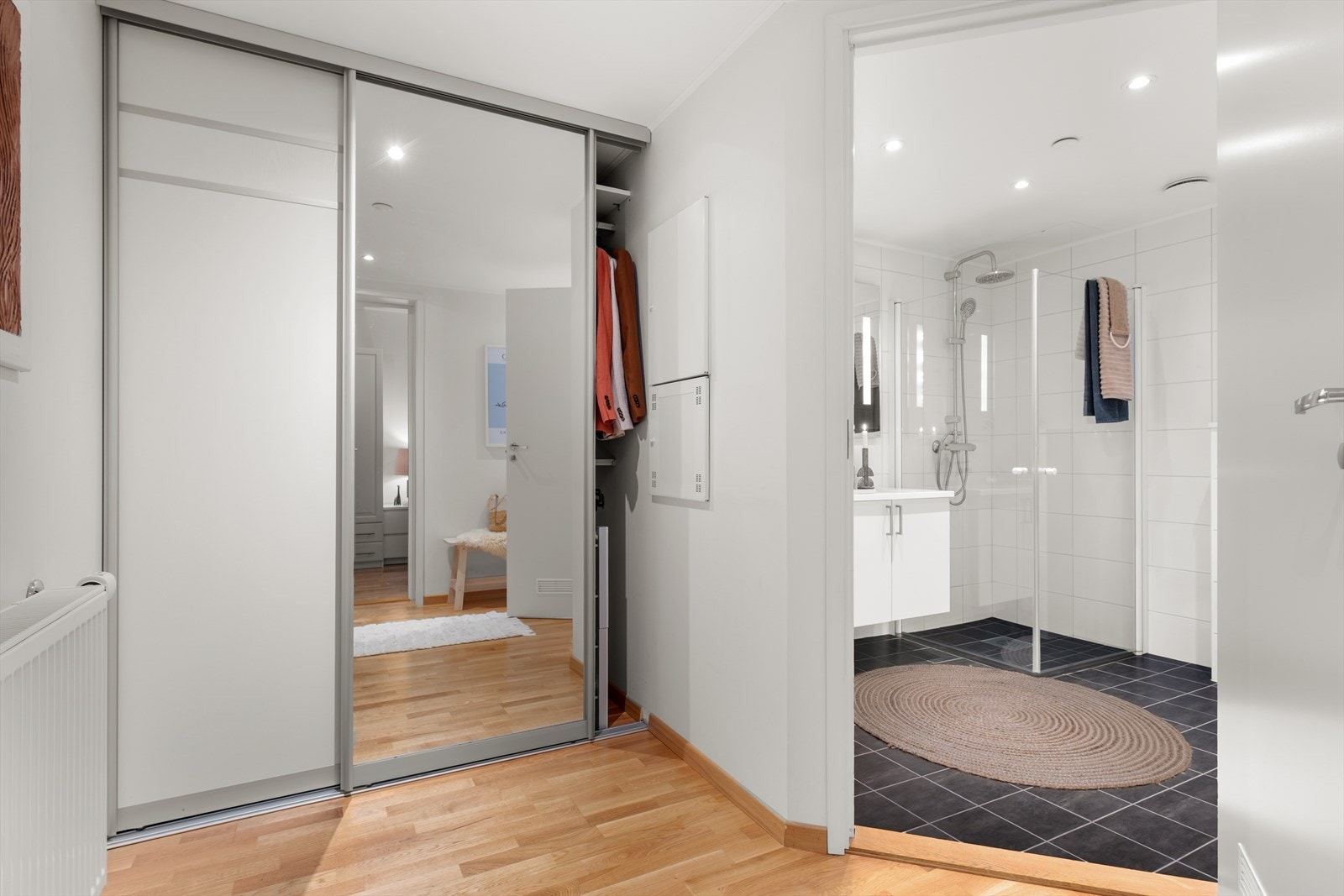 Inngangspartiet strekker seg over et areal på 8,5 m² med stor innebygd garderobeløsning. Det er også en praktisk innvedig bod i leiligheten, og en ekstern bod i byggets kjeller. Galleribilde