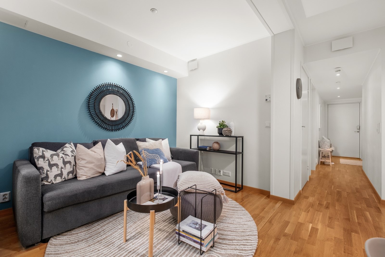 Leiligheten er oppgradert med spotter på stuen og over kjøkkenbenken, samt smarthusanlegg for styring av belysning og varme. Galleribilde