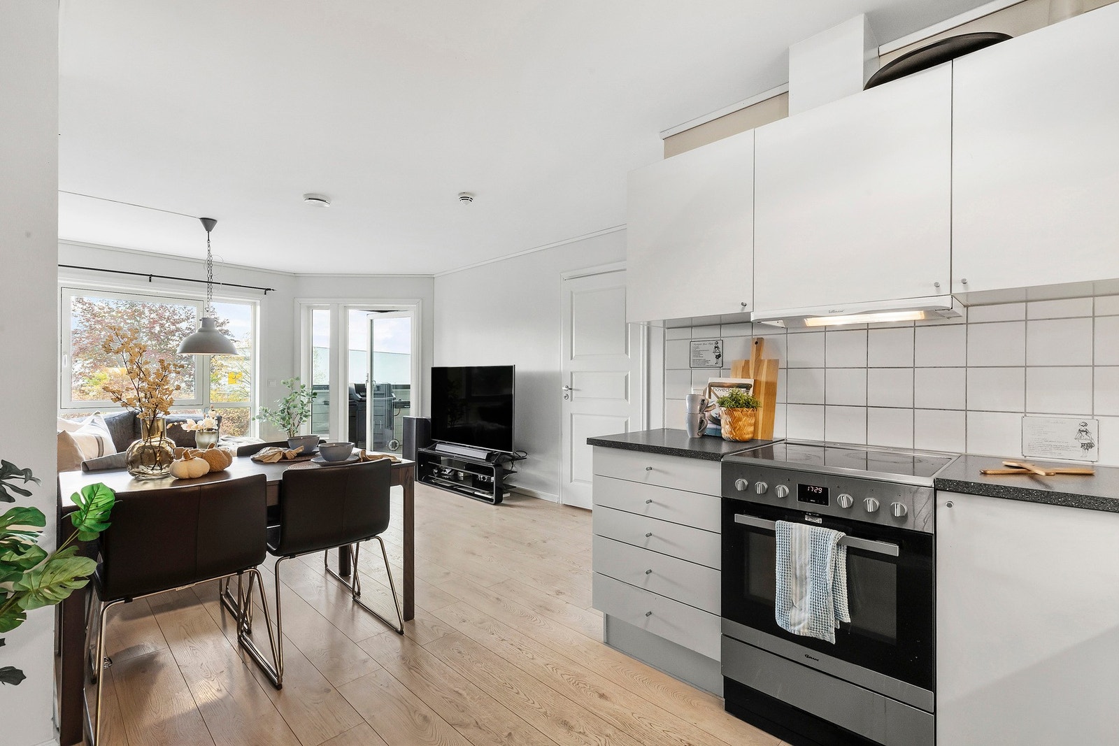 Tidløs og stilren kjøkkeninnredning - Spisestue som knytter kjøkken og stue sammen. Galleribilde