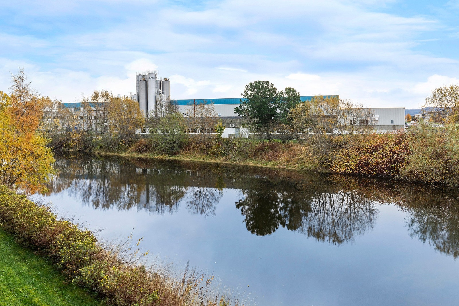 Felleskostnadene dekker bla. renovasjon, eiendomsavgifter, kabel-TV, felles vedlikehold, felles strøm, felles forsikring, renter på lån, drift og forretningsførsel. Galleribilde