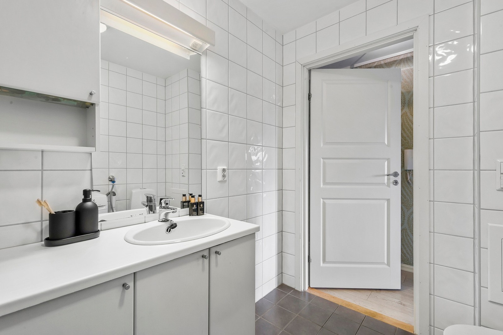 Utstyrt med opplegg for vaskemaskin, wc, dusjhjørne, innfellbare dusjdører, rørfordelingsskap, stoppekran, servant og servantskap. Mekanisk avtrekk. Galleribilde