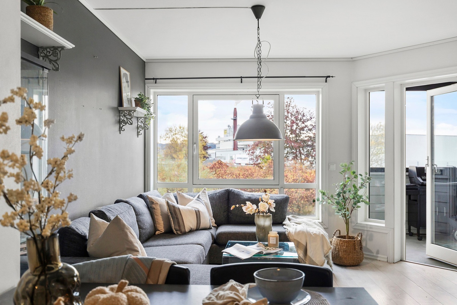 Velkommen til Severin Broens gate 45 - En lys og innbydende 3-roms leilighet fra 2008, med attraktiv beliggenhet på Kvislabakken! Galleribilde