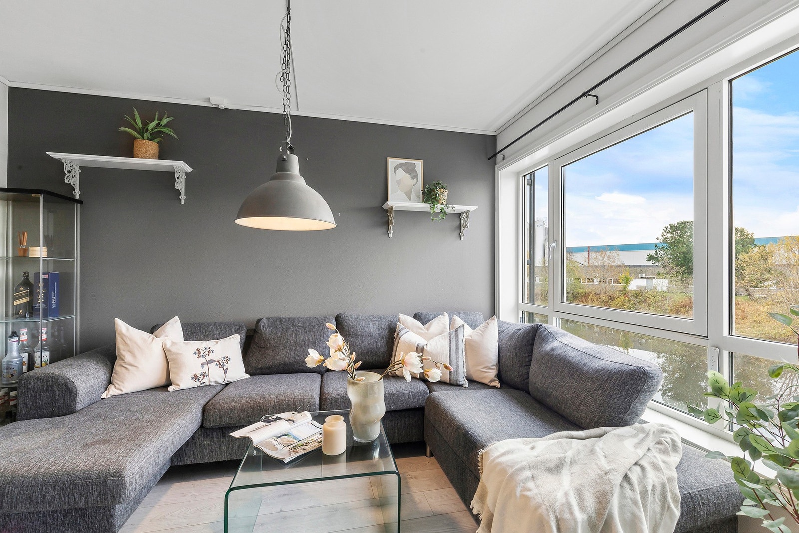 Store vindusflater, usjenert og fin utsikt fra stuen. Det er montert solskjerming. Galleribilde