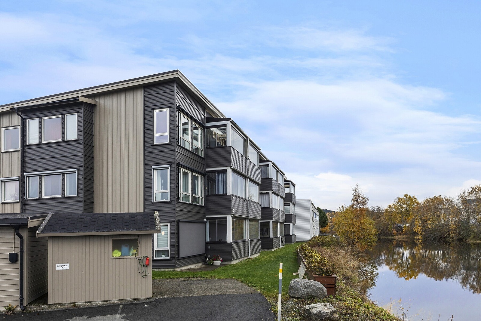 Leiligheten ligger i 2. etasje, har innglasset balkong og utsyn ut mot Gråelva. Galleribilde