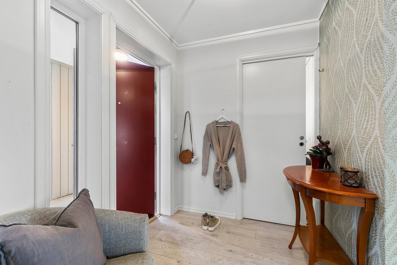 Praktisk gang med påfølgende bod, som er utstyrt med bereder, sikringsskap, ventilasjonsaggregat og sluk i gulv. Galleribilde