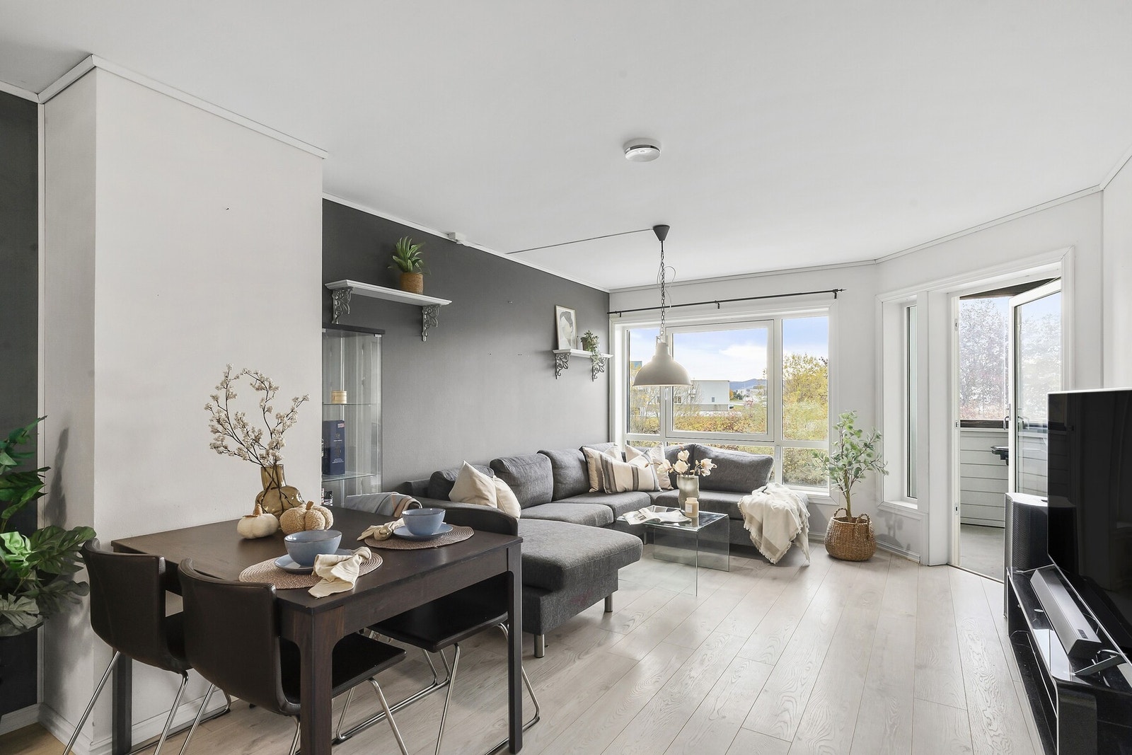 Leiligheten rommer gang, 2 soverom, baderom, kjøkken og stue. Innvendig og utvendig bod. Galleribilde