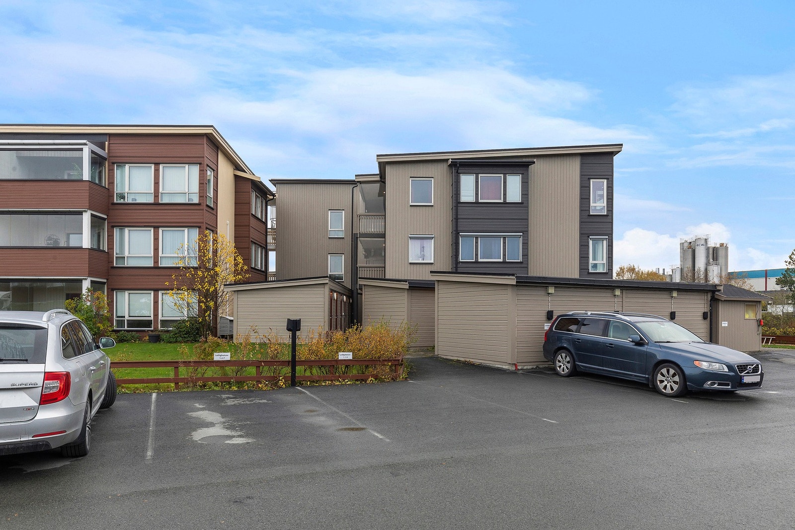 Parkering hvor det er lagt opp for elbillader. Galleribilde