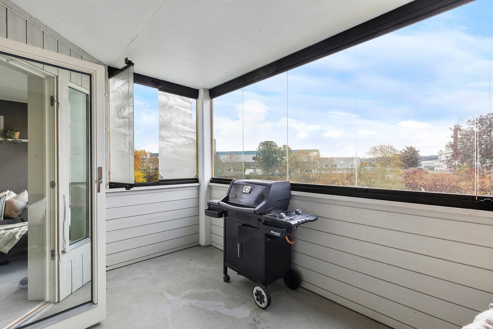 Fra stuen er det utgang til innglasset balkong vendt ut mot elva på 10,5 kvm. Galleribilde