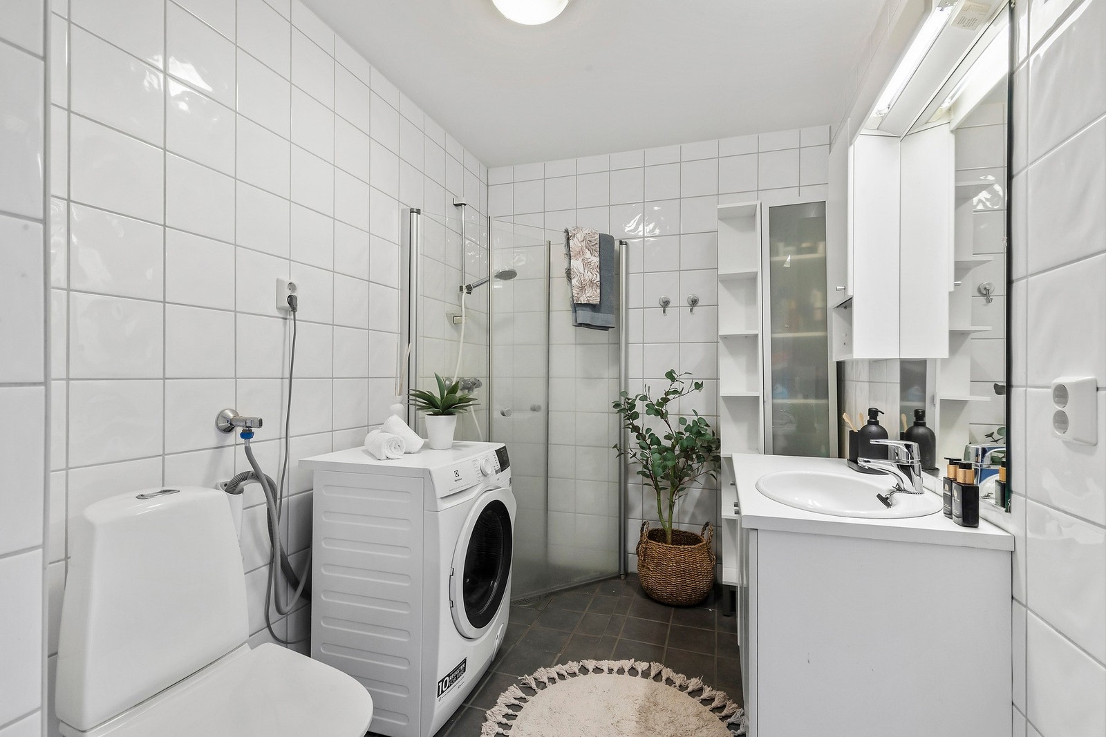 Praktisk flislagt baderom på 5 kvm med gulvvarme. Galleribilde