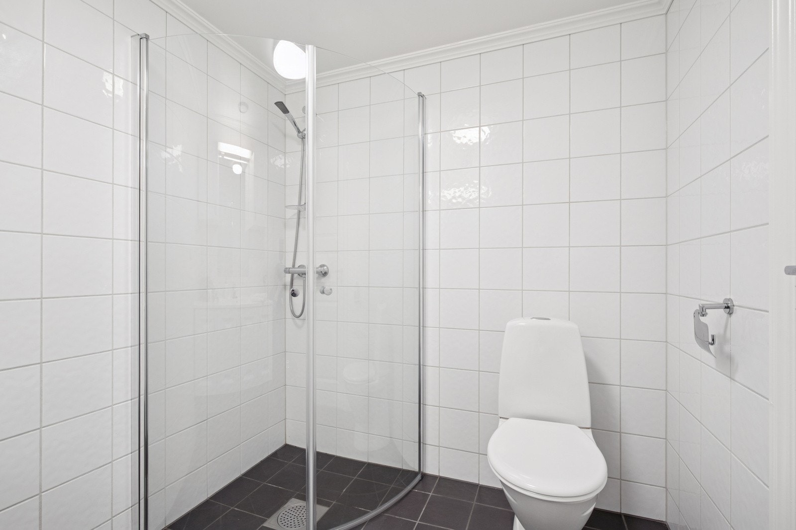 Badet er flislagt med varme i gulv. Galleribilde