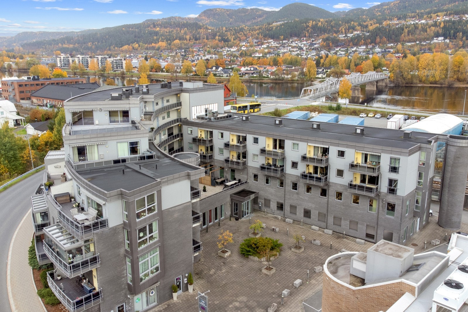 Fra boligen er det kun minutter gange til dagligvare og Mjøndalen stasjon. Galleribilde