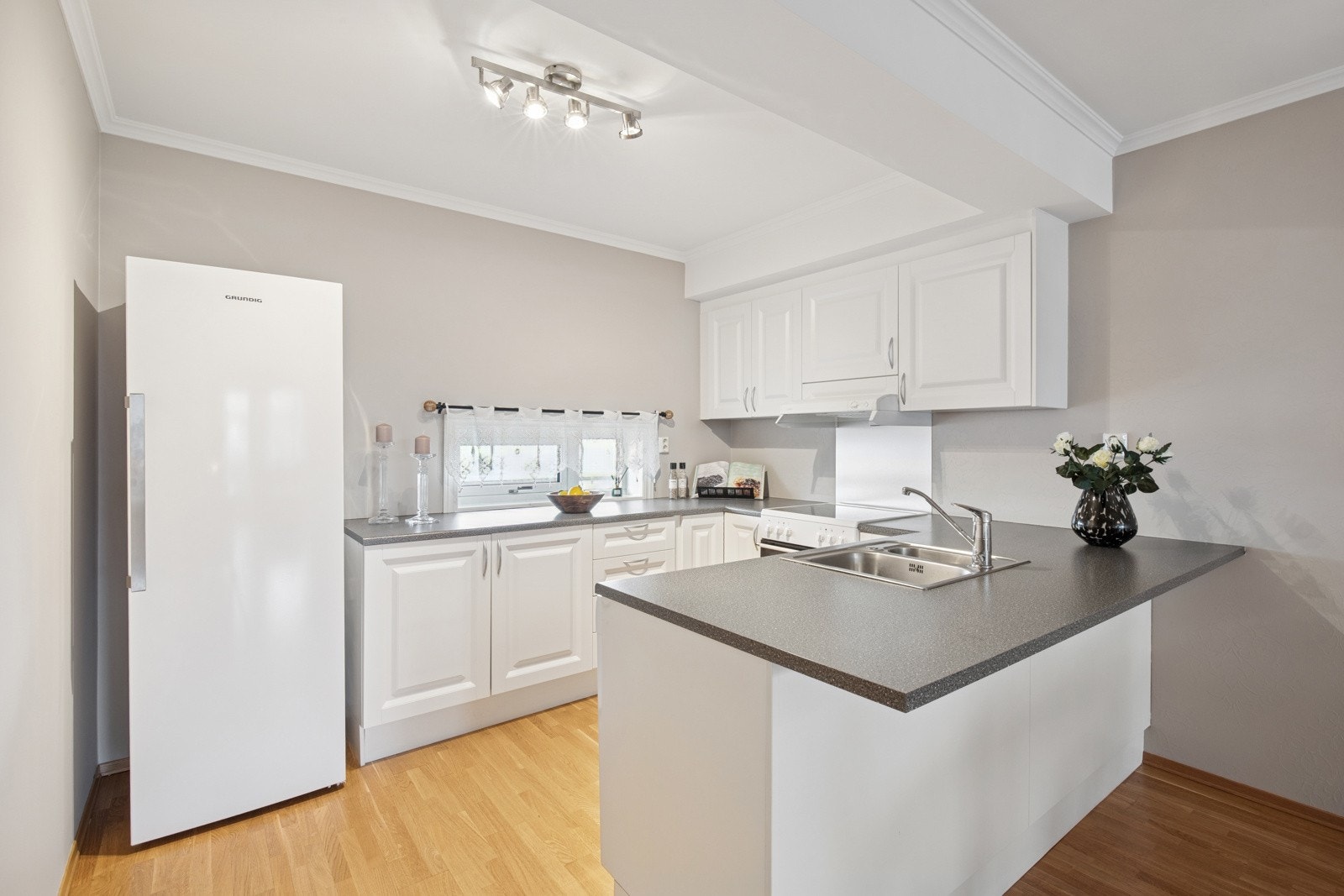 Kjøkkenet er i dag innredet med, kjøleskap, oppvaskmaskin, komfyr og komfyrvakt. Galleribilde