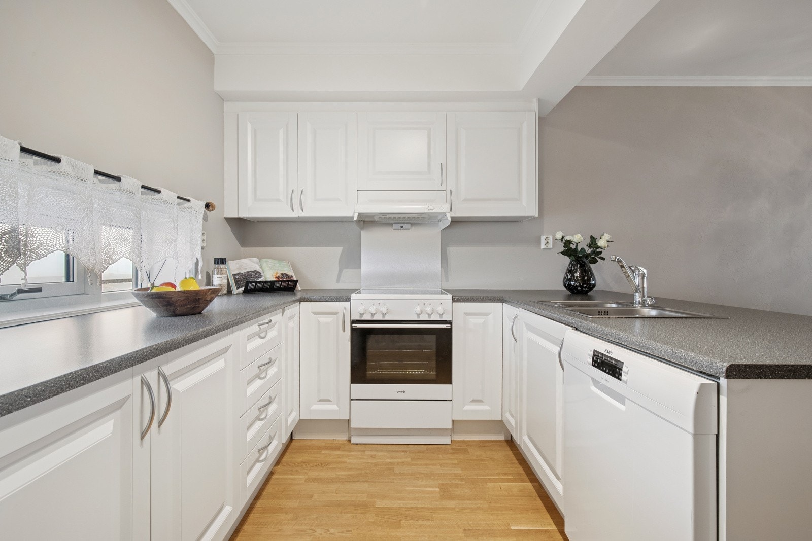 Lyst og pent kjøkken som kan by på bra med benk og skapplass. Galleribilde