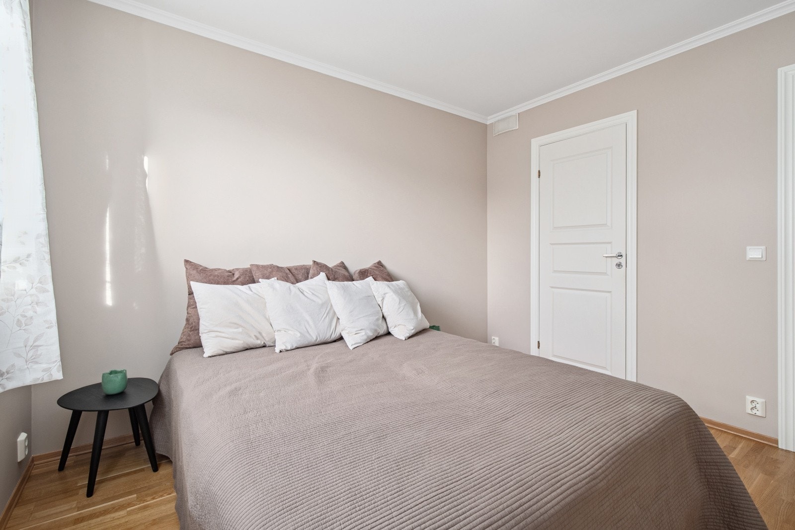 Hovedsoverommet er malt i behagelige farger, og er god tilgang til naturlig lys. Galleribilde