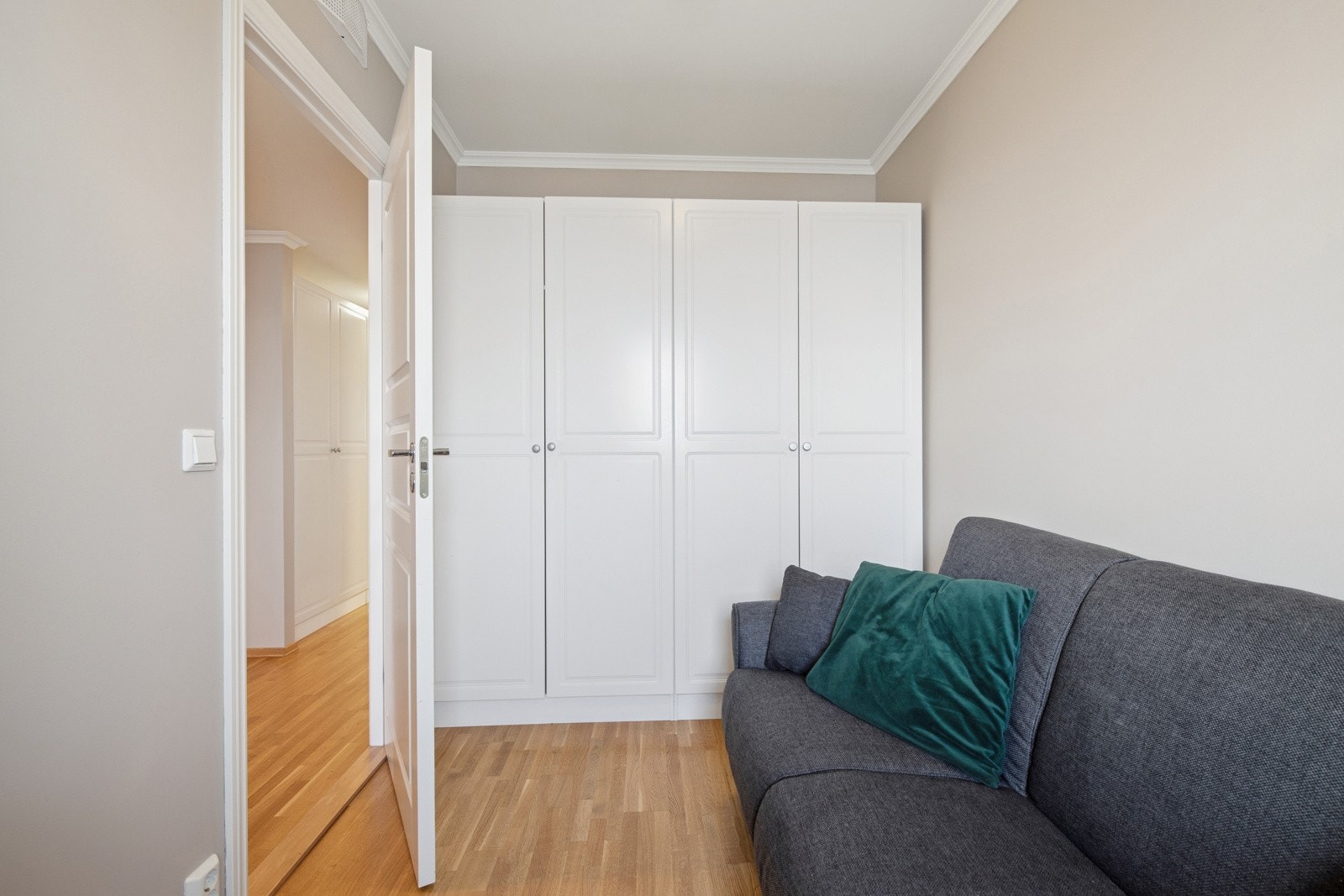 Det er garderobeskap med profilerte fronter på soverommet, her er det god plass til oppbevaring. Galleribilde