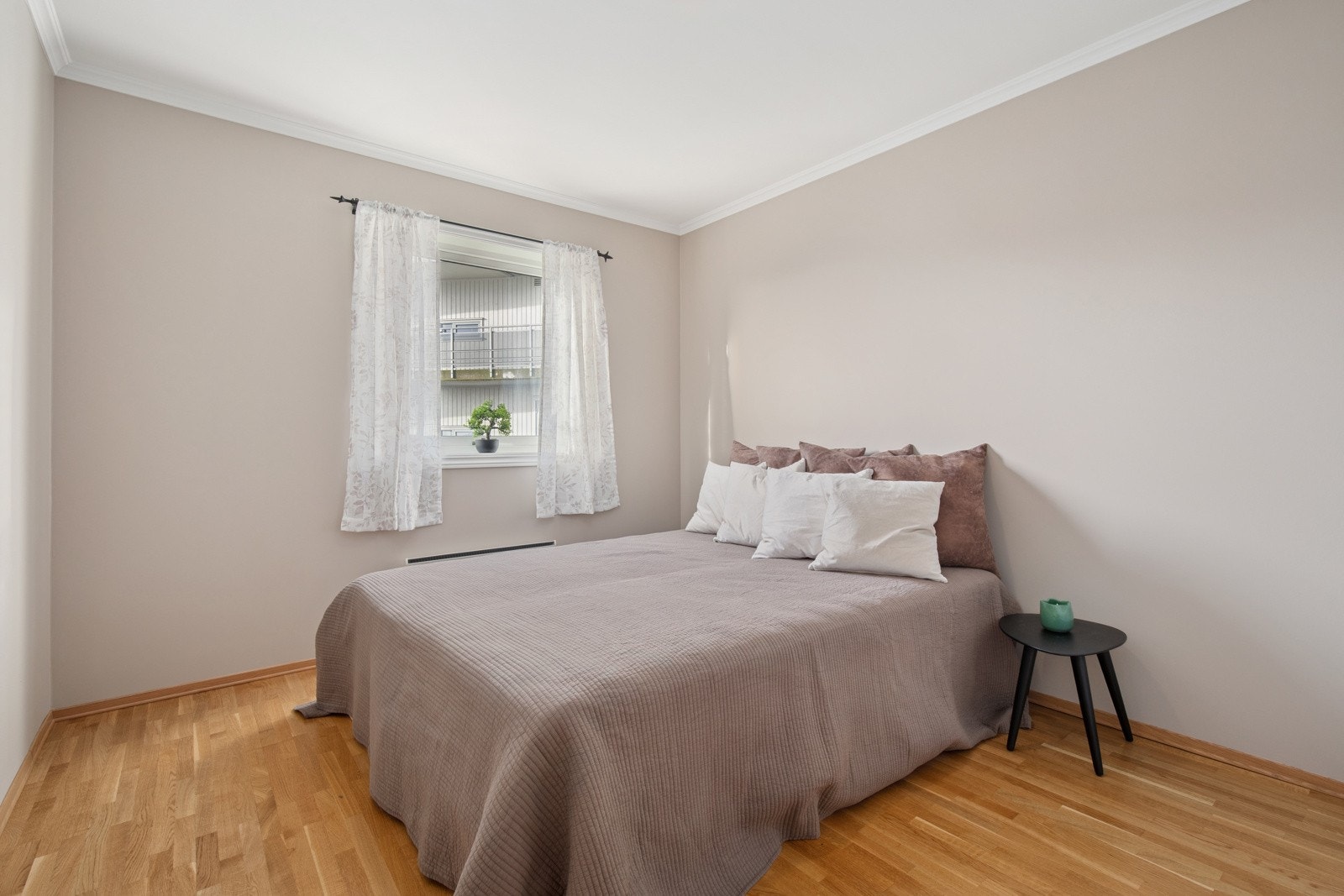 Boligens hovedsoverom har god plass til dobbeltseng, nattbord og tilhørende møblement. Galleribilde