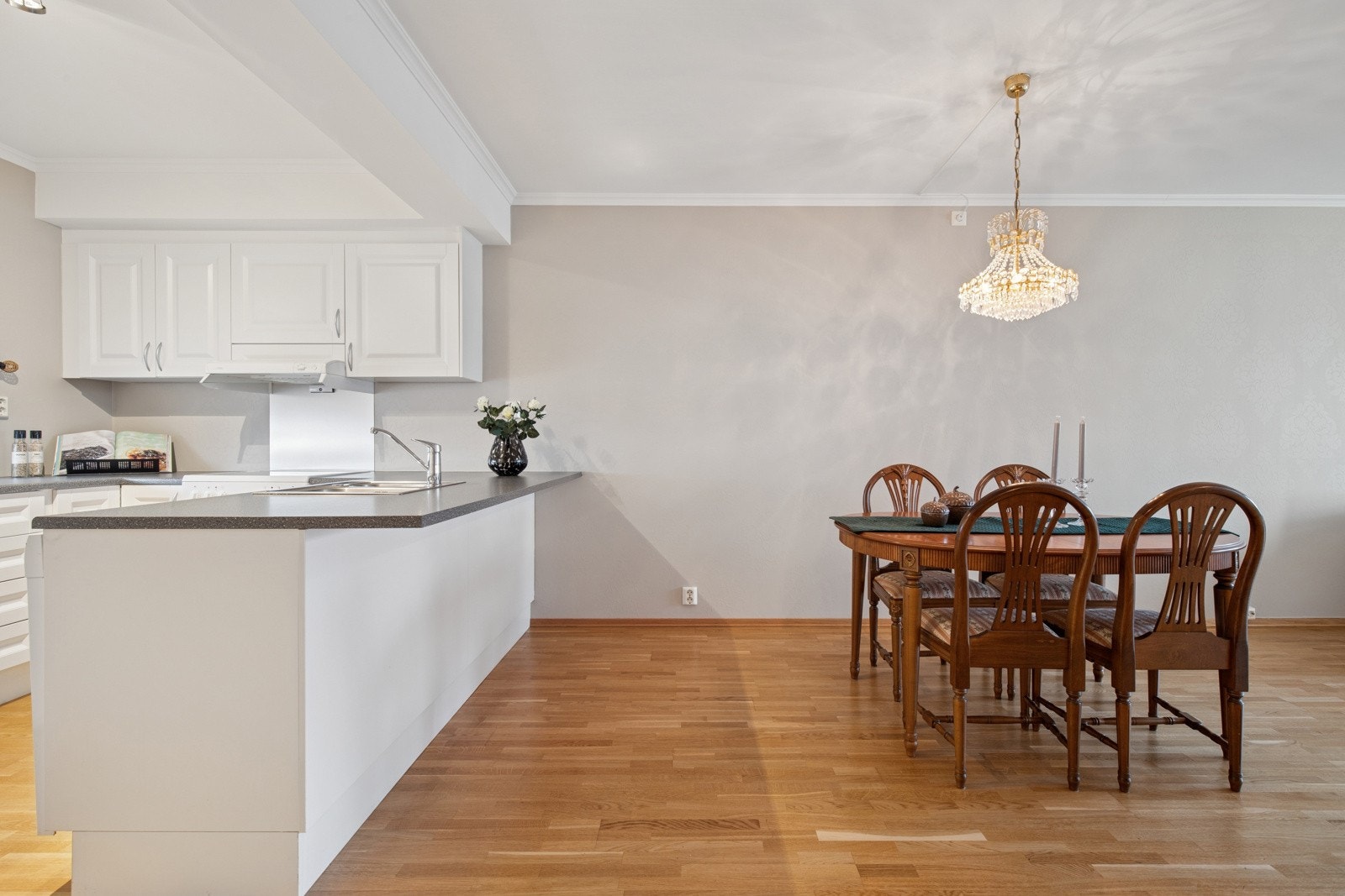 Kjøkkenet har innredning med profilerte fronter. Benkeplaten er av laminat. Galleribilde