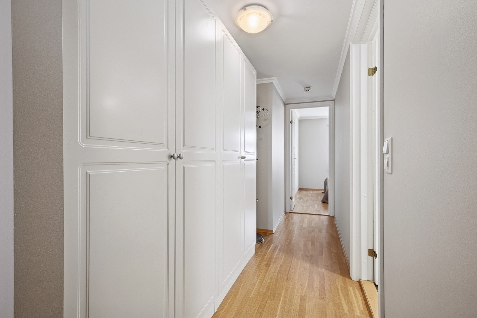 Videre i gangen er det romslige garderobeskap som tilbyr ytterligere oppbevarings muligheter. Galleribilde