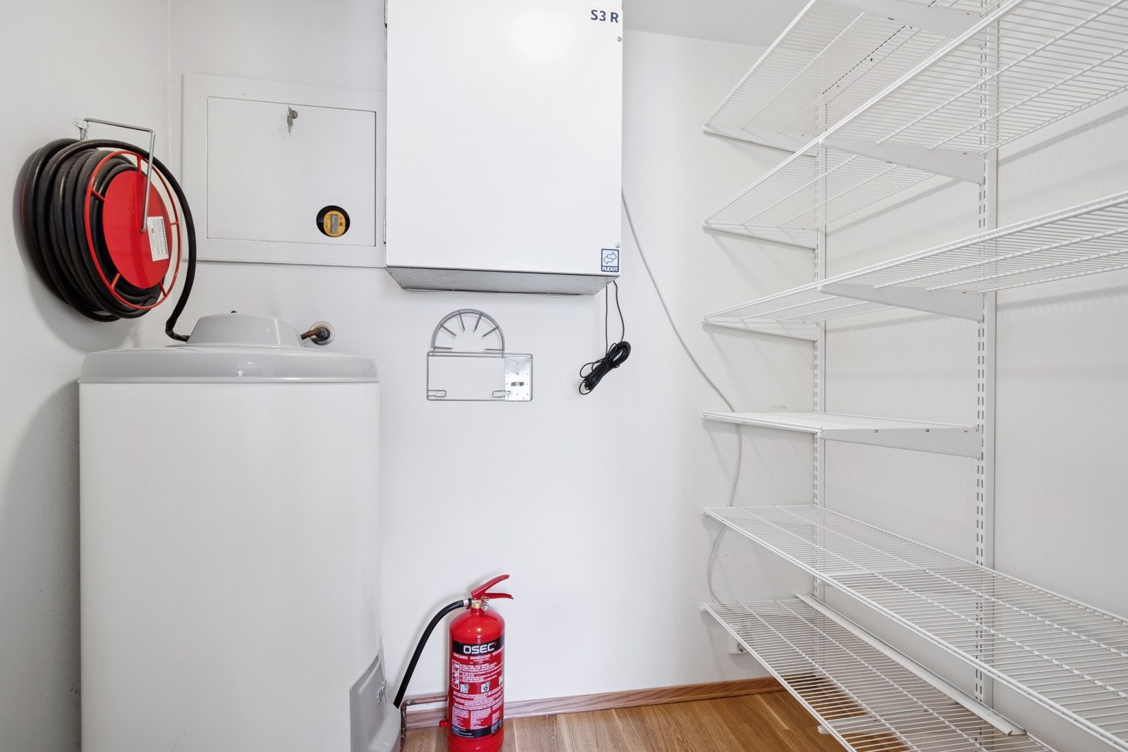 Fra soverom nr 2 er det adkomst til bod/teknisk rom. Dette rommet byr på ytterligere oppbevaringsmuligheter. Galleribilde