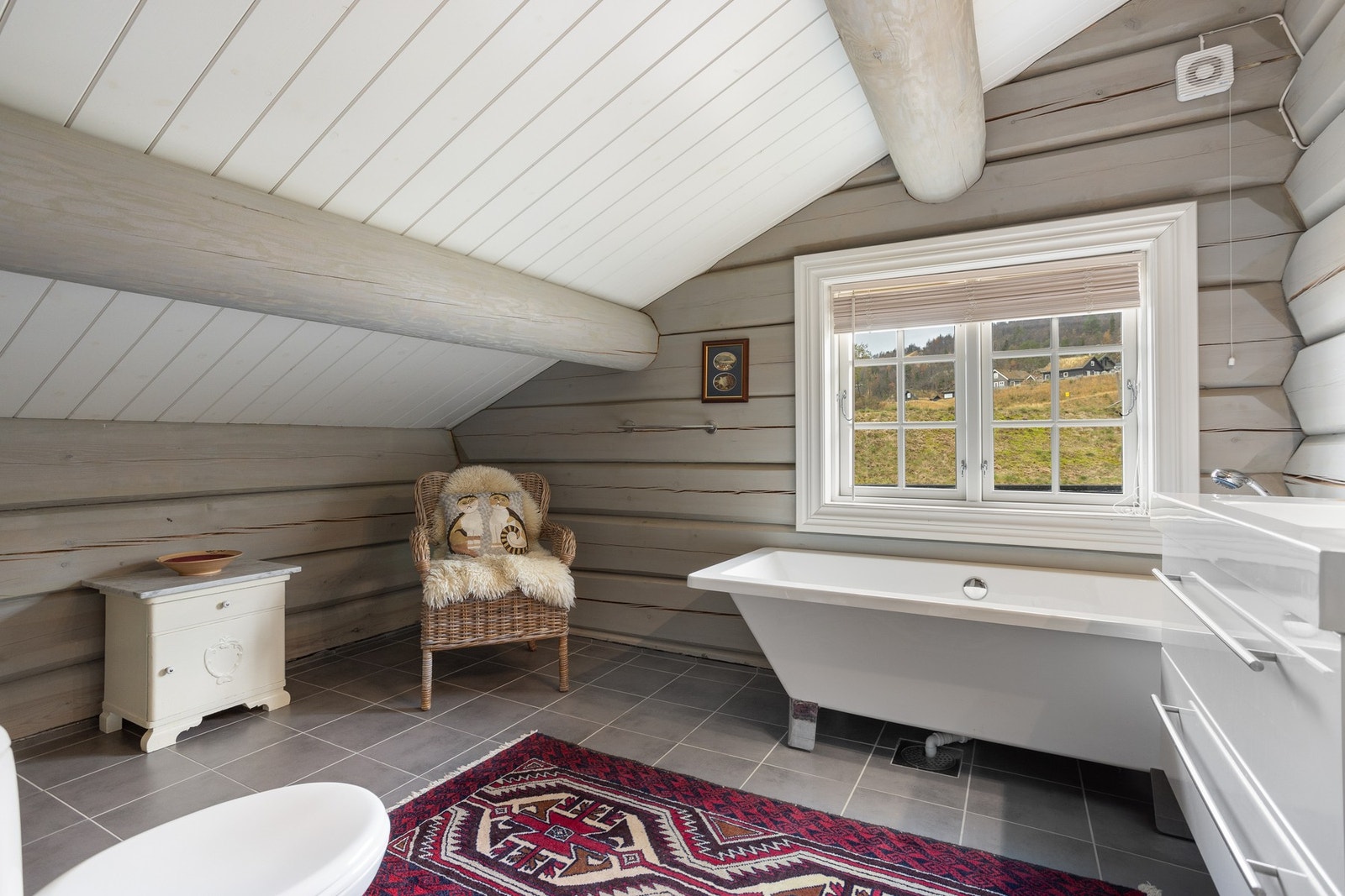 Baderom II i 2.etasje med toalett, innredning med servant og badekar med dusjmulighet Galleribilde