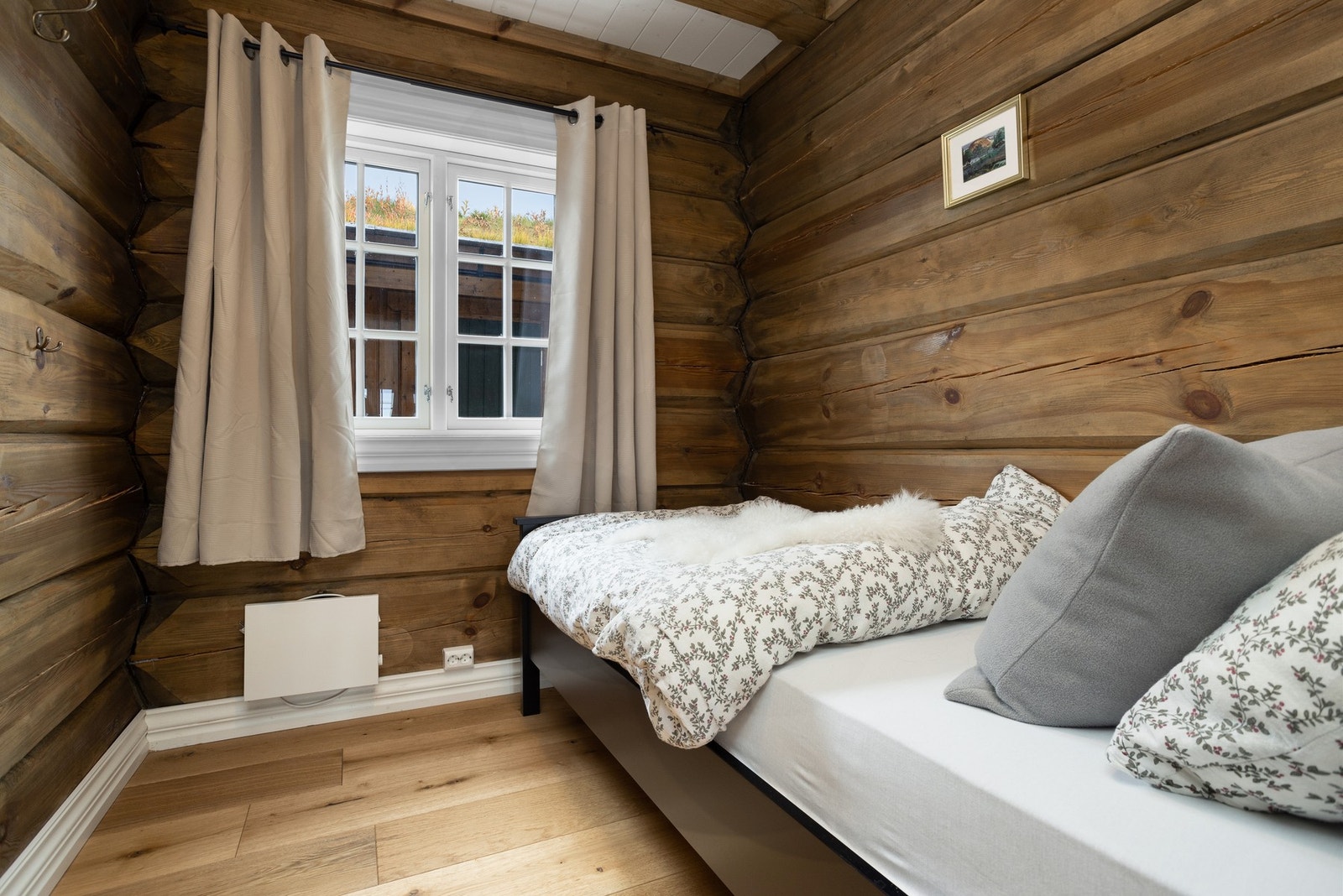 Soverom II i 1.etasje, innredet med enkeltseng Galleribilde